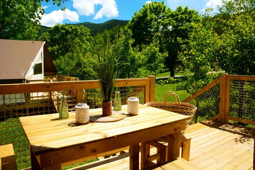 479 hebergement lodge confort terrasse ext 1920x1080 2